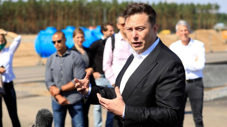 Tesla-Gründer Elon Musk auf der Baustelle in Grünheide. Tesla-Gründer Elon Musk auf der Baustelle in Grünheide.