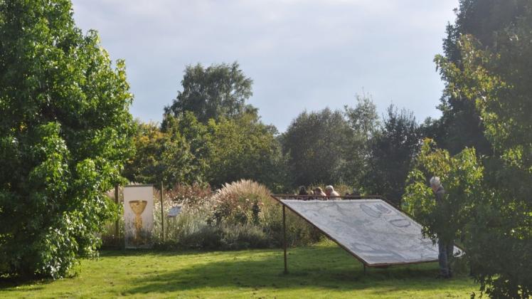 Ein Ausblick auf die Ausstellung „Mit Möser in den Garten“ im Park der Igel Gartenkultur in Bramsche.