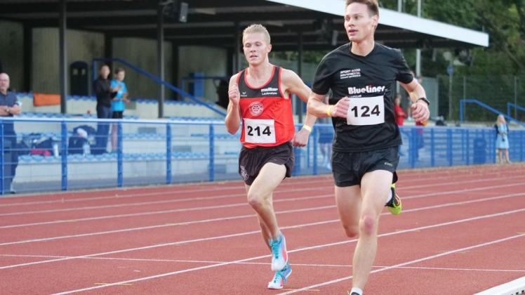 Nils Huhtakangas (links) von der LG Osnabrück knackte über die 5000 Meter erstmals die 15-Minuten-Marke.