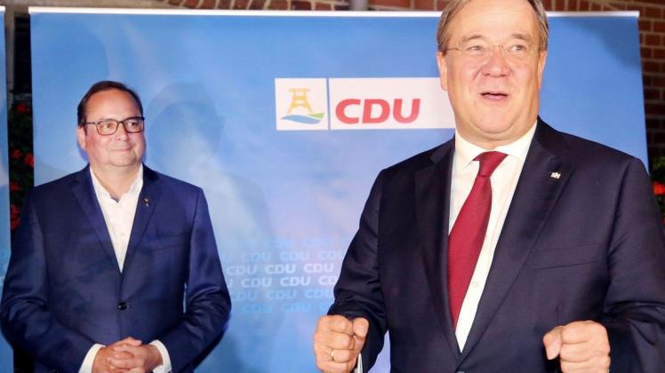 Armin Laschet (CDU; rechts) jubelt über das Wahlergebnis, der noch amtierende Essener CDU-Oberbürgermeister Thomas Kufen freut mit ihm.