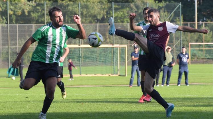 Enges Duell im Delmenhorster Derby: Yusuf Kalmis von KSV Hicretspor (links) gegen Behzad Rasuli von Hürriyet.