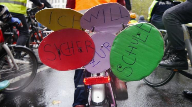 Mehr Sicherheit für Kinder Jugendliche im Straßenverkehr – das ist das Ziel der Fahrraddemo "Kidical Mass". Zum Weltkindertag am 20. September wird es bundesweite Veranstaltungen geben. (Symbolfoto)