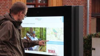 Digitale Informationen über touristische Angebote in der Region sind seit Kurzem mit dem Bildschirm am Gemeindehaus Voltlage abrufbar. 