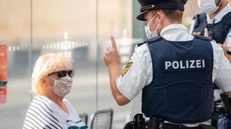 Die Polizei will in Delmenhorst strenger gegen Maskenverweigerer vorgehen. (Symbolfoto) Die Polizei will in Delmenhorst strenger gegen Maskenverweigerer vorgehen. (Symbolfoto)