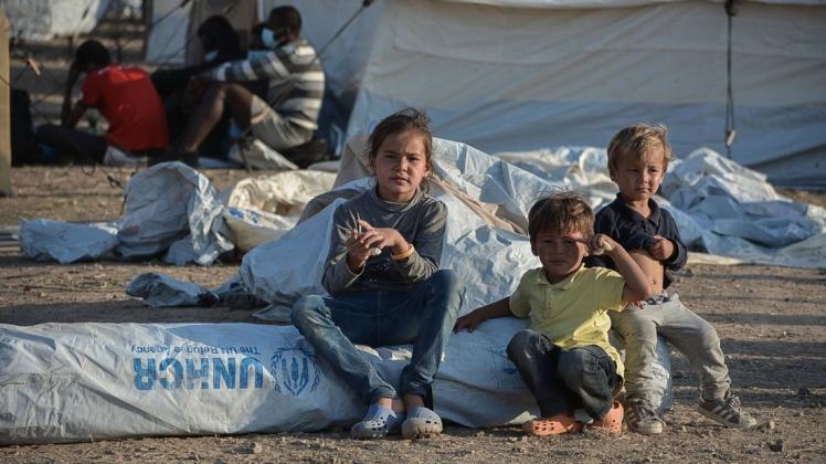 Leidtragende weltweiter Fluchtbewegungen sind vor allem auch Kinder - wie hier im neuen vorübergehenden Aufnahmelager für Flüchtlinge in Kara Tepe auf der griechischen Insel Lesbos am Samstag, den 12. September 2020. Tausende Flüchtlinge leben auf Lesbos seit den Bränden im zerstörten Camp von Moria auf der Straße.