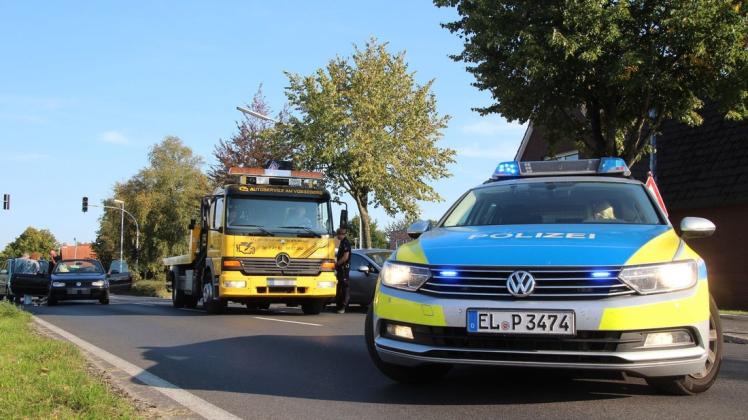 Auf Höhe der Mittelkanalschule hat sich ein Unfall mit vier beteiligten Pkw ereignet. Die Polizei sperrt die Straße daher aktuell auf einer Strecke von etwa 150 Metern einseitig ab. Auf Höhe der Mittelkanalschule hat sich ein Unfall mit vier beteiligten Pkw ereignet. Die Polizei sperrt die Straße daher aktuell auf einer Strecke von etwa 150 Metern einseitig ab.