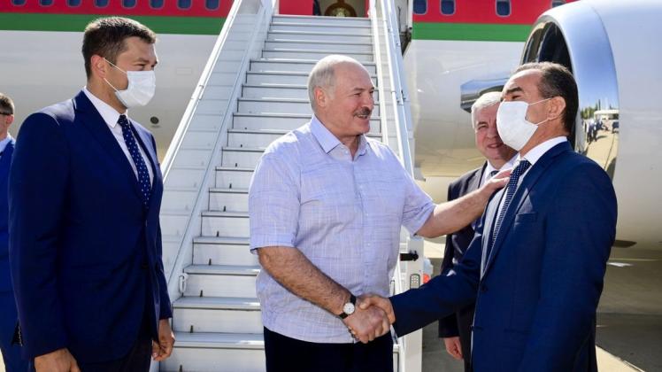 Alexander Lukaschenko (M), Präsident von Belarus, begrüßt russische Beamte bei seiner Ankunft am Flughafen von Sotschi. Lukaschenko will in Russland Staatschef Putin um zusätzliche Kredite und politische Unterstützung bitten.