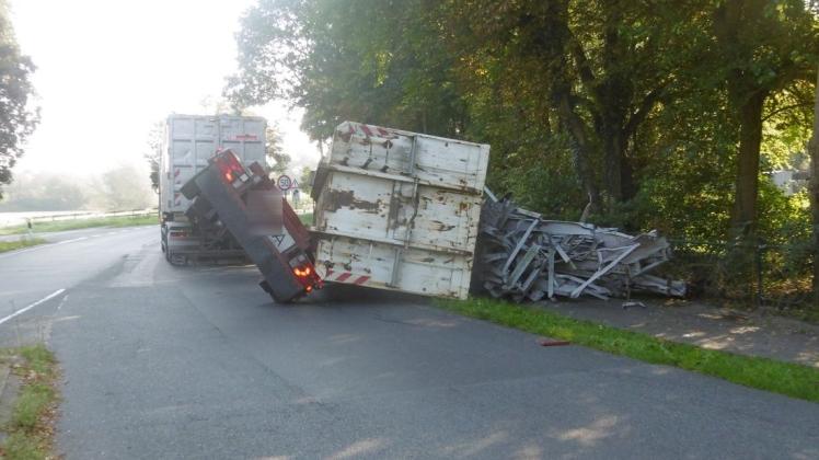 Der Lastwagen musste mit großem Aufwand geborgen werden. Der Lastwagen musste mit großem Aufwand geborgen werden.