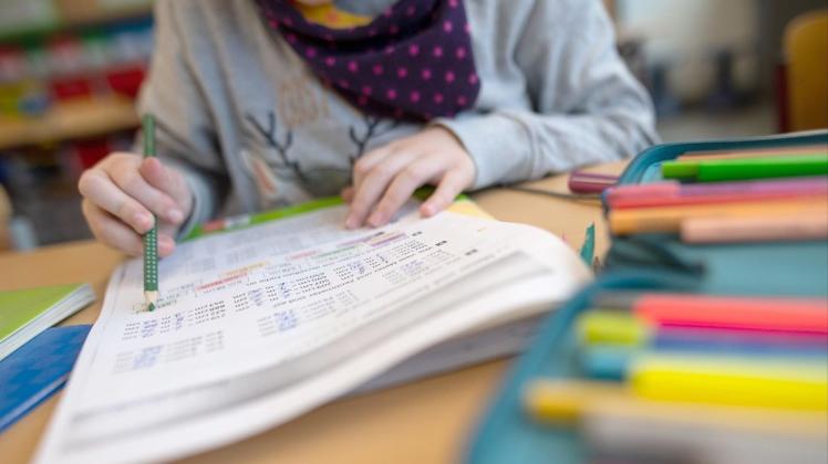Die Sommerschule wurde ins Leben gerufen, um verpasste Unterrichtsinhalte nachzuholen. Insbesondere Kinder aus einem schwierigem sozialen Umfeld sind durch die Corona-Pandemie zurückgefallen. (Symbolfoto) Die Sommerschule wurde ins Leben gerufen, um verpasste Unterrichtsinhalte nachzuholen. Insbesondere Kinder aus einem schwierigem sozialen Umfeld sind durch die Corona-Pandemie zurückgefallen. (Symbolfoto)