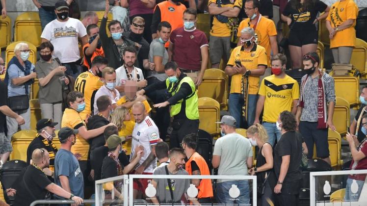 HSV-Profi Toni Leistner auf der Tribüne inmitten der Dynamo-Dresden-Anhänger - kurz nach der Szene, die das Sportliche an diesem Montagabend in den Hintergrund rücken ließ.
