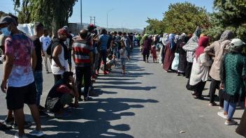 Auch nach den Bränden im zerstörten Flüchtlingscamp von Moria leben noch immer Tausende Flüchtlinge und Migranten auf der griechischen Insel Lesbos auf der Straße.