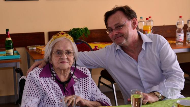 Feiern im Kreise alter Freunde und Verwandter: Gertrud Lux hier mit ihrem Enkel Andreas Kranacher.
