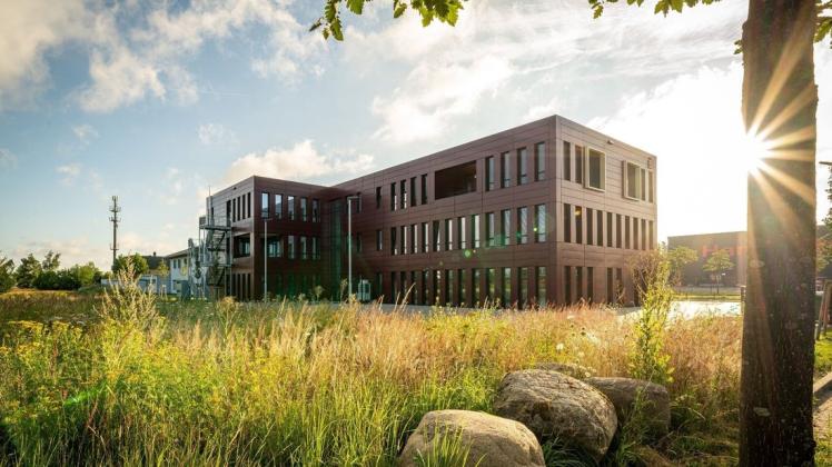 Goldbeck hat im Gewerbegebiet Brinckmansdorf eine Büroimmobilie erstellt und die Hälfte der Fläche für die Rostocker Niederlassung gemietet. Zwei weitere baugleiche Gebäude entstehen ab Anfang nächsten Jahres und komplettieren den Wirtschaftscampus Brinckmansdorf.