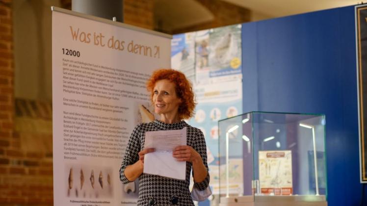 Bodendenkmalpflegerin Annette Weidemann stellt am Dienstag ihren 12.000 Jahre alten Sensationsfund vor.