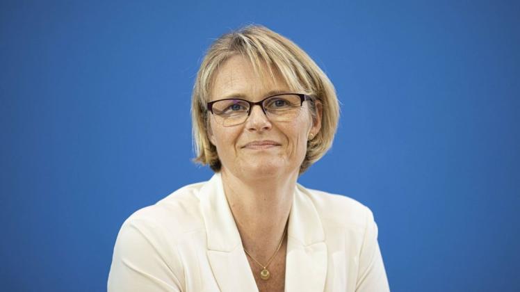 Frühestens Mitte nächsten Jahres wird ein Corona-Impfstoff für die Breite der Bevölkerung da sein, sagte Bundesforschungsministerin Anja Karliczek. Auch Deutschland wird Prioritäten setzen müssen.