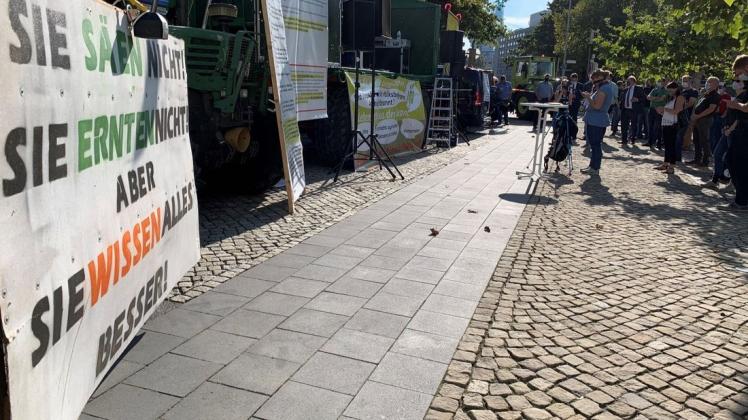 Rund 300 Bauern aus ganz Niedersachsen haben am Dienstag vor dem Landtag in Hannover gegen die von der Bundesregierung geplante Verschärfung der Düngeregeln protestiert.
