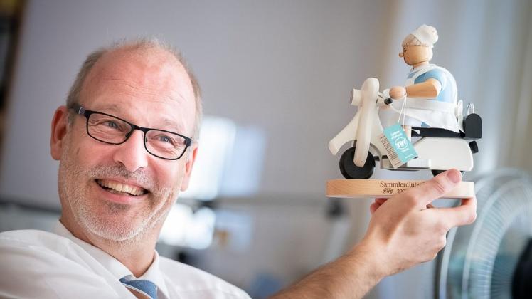 Prof. Wolfgang Hoffmann mit einer erzgebirgischen Rauchfigur, die die legendäre Schwester Agnes aus dem DDR-Fernsehen nachbilden soll Foto: Volker Bohlmann Prof. Wolfgang Hoffmann mit einer erzgebirgischen Rauchfigur, die die legendäre Schwester Agnes aus dem DDR-Fernsehen nachbilden soll Foto: Volker Bohlmann