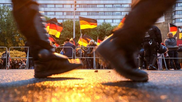 Polizisten sichern einer Demonstration der rechtslastigen Bewegung Pro Chemnitz. Polizisten sichern einer Demonstration der rechtslastigen Bewegung Pro Chemnitz.