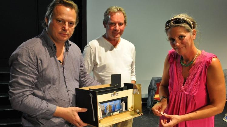 Parchims Theaterchef Thomas Ott-Albrecht (M.) mit Frank Vogtmann (Regie) und Hannah Hamburger (Ausstattung) bei der Konzeptionsprobe für "Vom Fischer und seiner Frau". Parchims Theaterchef Thomas Ott-Albrecht (M.) mit Frank Vogtmann (Regie) und Hannah Hamburger (Ausstattung) bei der Konzeptionsprobe für "Vom Fischer und seiner Frau".