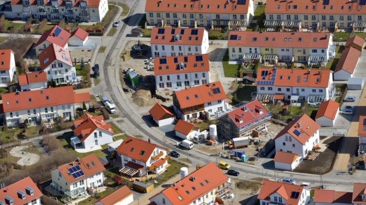 Eine Neubausiedlung bei München: Für Bauland müssen die Bundesbürger immer mehr Geld hinlegen. Eine Neubausiedlung bei München: Für Bauland müssen die Bundesbürger immer mehr Geld hinlegen.