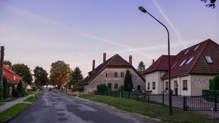 Marode Straßenbeleuchtung: Die Laternen in Greven an der Straße Richtung Lübz  müssen provisorisch repariert werden.