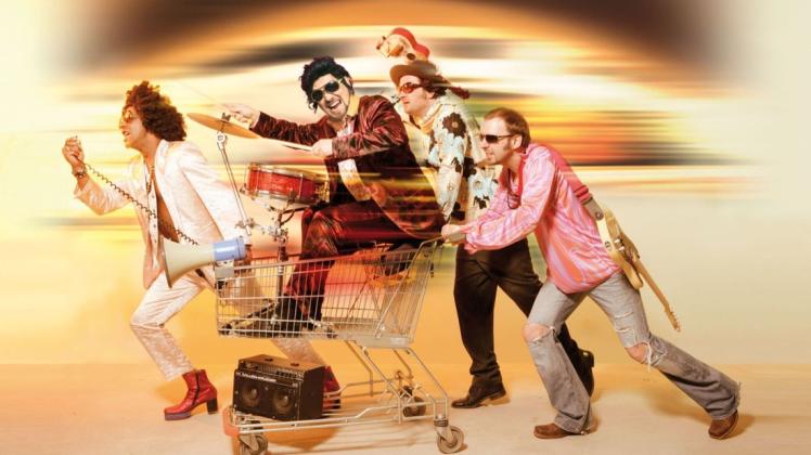 The Four Shops sind für ihre Vorführungen mit schrillen Tönen und der Buntheit der 70er Jahre bekannt. The Four Shops sind für ihre Vorführungen mit schrillen Tönen und der Buntheit der 70er Jahre bekannt.