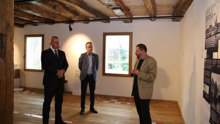 Generalkonsul Jaworski (von links) und Harens Bürgermeister Honnigfort lauschen gespannt den Erläuterungen von Historiker Rüdiger Ritter.