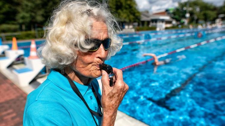 Mit vollem Körpereinsatz steht die 84-jährige Schwimmtrainerin am Beckenrand und trainiert verschiedene Alters- und Leistungsklassen.