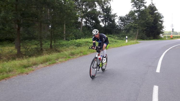 Die Panzerstraße rauf und runter: Jens Jungeblut beim "ironman at home". Er fährt ein älteres Rad aus Aluminium. Vollprofis setzen auf Karbon. Die Panzerstraße rauf und runter: Jens Jungeblut beim "ironman at home". Er fährt ein älteres Rad aus Aluminium. Vollprofis setzen auf Karbon.