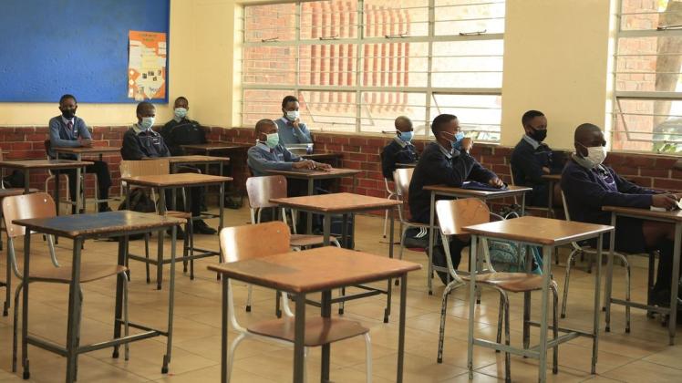 Schulschließungen, Homeschooling, dann Neubeginn mit Masken und Abstand wie hier in Simbabwe: Die Corona-Krise hat den Zugang von Kindern und Jugendlichen zu Bildung beeinträchtigt - und ihn manchen ganz genommen. Schulschließungen, Homeschooling, dann Neubeginn mit Masken und Abstand wie hier in Simbabwe: Die Corona-Krise hat den Zugang von Kindern und Jugendlichen zu Bildung beeinträchtigt - und ihn manchen ganz genommen.