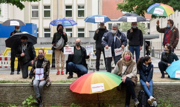 Bereits im Mai demonstrierten Solo-Selbstständige, Freiberufler und Künstler vor dem Bundeswirtschaftsministerium in Berlin gegen die Löcher im Rettungsschirm. 
