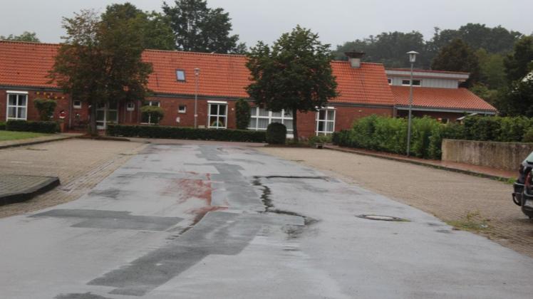 Die Gemeinde Voltlage denkt über die Umgestaltung und Sanierung des Katharinenplatzes nach. Im Hintergrund ist die Kindertagesstätte St. Katharina zu erkennen.