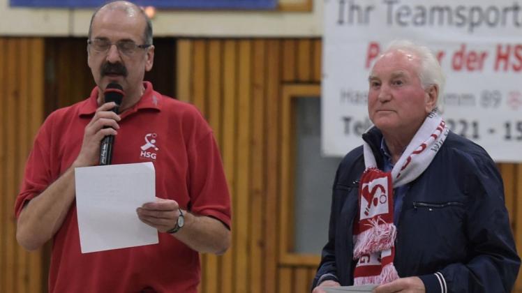 Sie mussten eine schlechte Nachricht schlucken: Jürgen Janßen (links), Vorsitzender der HSG Delmenhorst, und Turniersponsor Manfred Engelbart. Sie mussten eine schlechte Nachricht schlucken: Jürgen Janßen (links), Vorsitzender der HSG Delmenhorst, und Turniersponsor Manfred Engelbart.