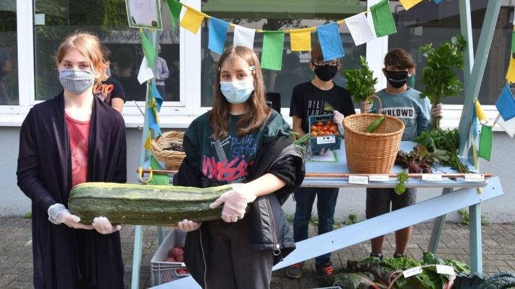 Die Sechstklässler Emely, Mona, Tom und Milano (von links) betreuten die Stand. Die riesige Zucchini stand aber nicht zum Verkauf. Die Sechstklässler Emely, Mona, Tom und Milano (von links) betreuten die Stand. Die riesige Zucchini stand aber nicht zum Verkauf.