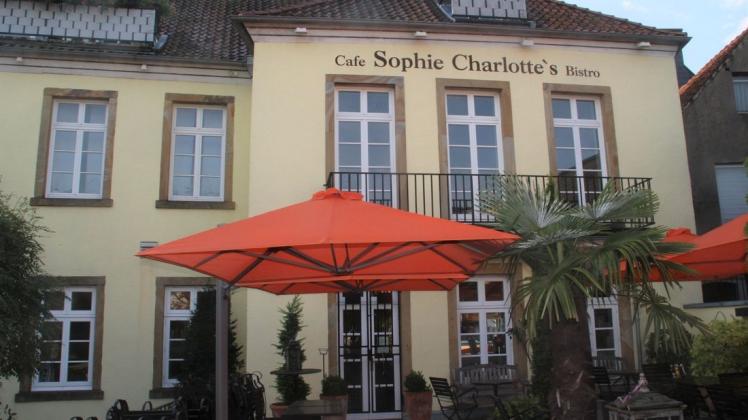 Das Café Sophie Charlotte's bleibt bis auf weiteres geschlossen, verwaist sind Stühle und Tische. Das Café Sophie Charlotte's bleibt bis auf weiteres geschlossen, verwaist sind Stühle und Tische.