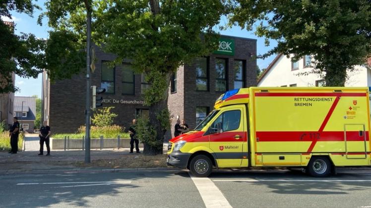 Der angeschossene Mann ging am 11. August in das AOK-Gebäude in Huchting. Daraufhin wurde das Haus von zahlreichen Polizisten abgesichert. Der angeschossene Mann ging am 11. August in das AOK-Gebäude in Huchting. Daraufhin wurde das Haus von zahlreichen Polizisten abgesichert.