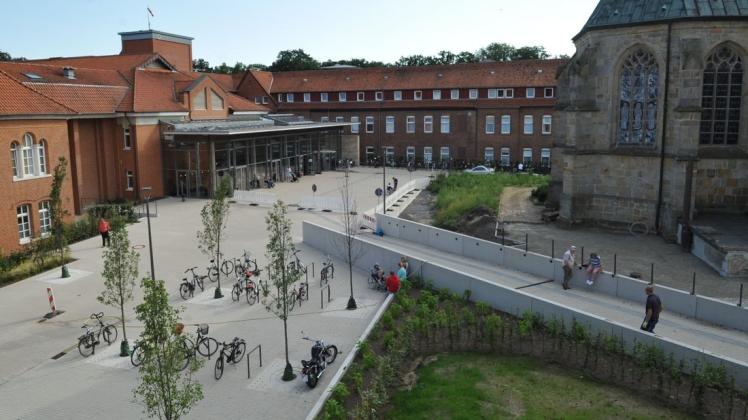 Die Rampe bildet die Verbindungsachse zwischen den Plätzen. Die Rampe bildet die Verbindungsachse zwischen den Plätzen.