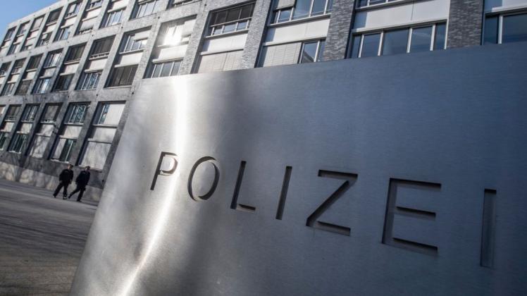 Ein hessischer Polizist soll für eine private Sicherheitsfirma aus Nordrhein-Westfalen gearbeitet haben, ohne sich diese Nebentätigkeit genehmigen zu lassen.