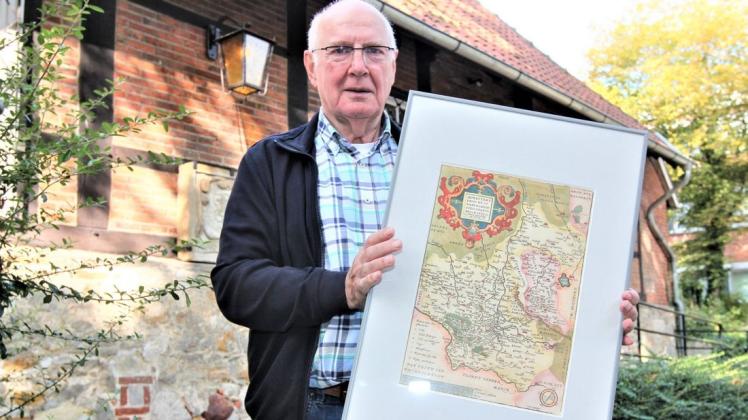 Die gute erhaltene Karte präsentiert der ehrenamtliche Museumsmitarbeiter Hans König vor dem Kutscherhaus.