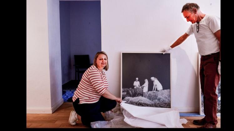 Vorbereitungen für die Ausstellung: Anastasia Khoroshilova und Gerhard Stromberg legen die Reihenfolge der Bilder fest. Vorbereitungen für die Ausstellung: Anastasia Khoroshilova und Gerhard Stromberg legen die Reihenfolge der Bilder fest.