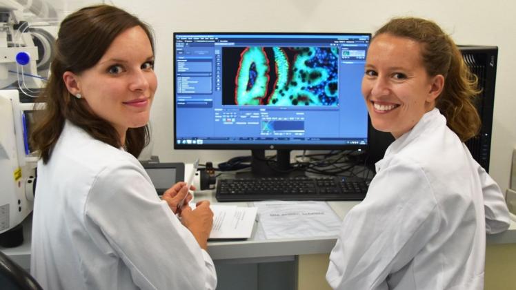 Die Nachwuchswissenschaftlerinnen Dr. Karen Bannert (l.) und Dr. Luise Ehlers erforschen neue Diagnostiken und Therapien bei schweren Magen-Darm-Erkrankungen.