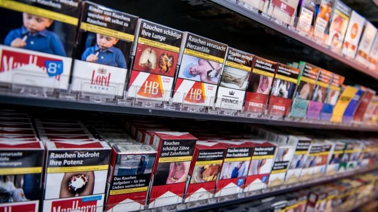 Rund 8000 unversteuerte Zigaretten haben Zöllner bei einer Hausdurchsuchung im Landkreis Leer entdeckt.