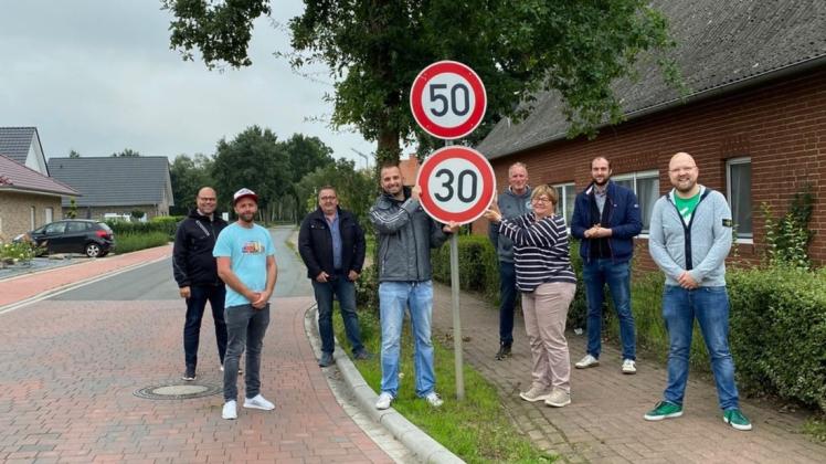 Auf einem Abschnitt der Westerfeldstraße in Rieste darf künftig höchstens 30 km/h gefahren. Ein entprechendes Schild hat die CDU-Fraktion schon "probeweise" angebracht.