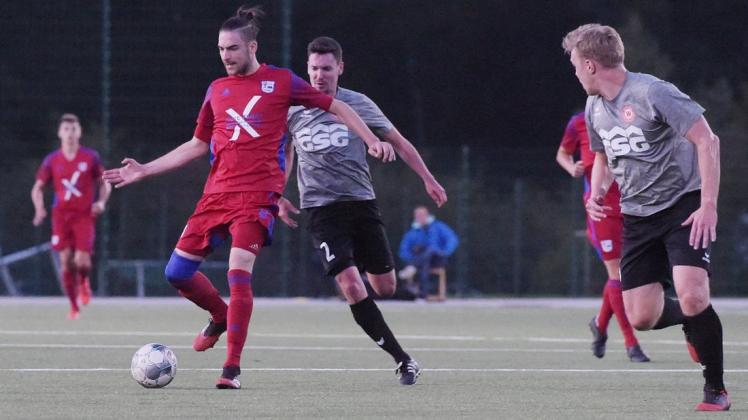 Sieg im Bezirksliga: Der VfL Wildeshausen mit Hauke Glück (Mitte) gewann beim VfL Stenum und Mathias Gaster mit 2:1. Sieg im Bezirksliga: Der VfL Wildeshausen mit Hauke Glück (Mitte) gewann beim VfL Stenum und Mathias Gaster mit 2:1.