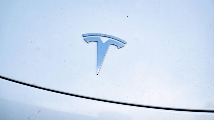 In Kanada wurde ein selbstfahrender Tesla von der Polizei gestoppt.