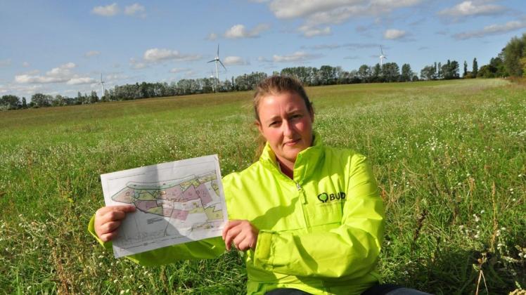 Die Vorsitzende des BUND Rostock, Susanne Schumacher erinnert den Oberbürgermeister Claus Ruhe Madsen, dass er nicht nur von Klimaschutz und Radverkehr rede dürfe, auch eine nachhaltige Stadtentwicklung gehöre dazu. Und die beeinhaltet den Verzicht auf den Kauf von Flächen im Landschaftsschutzgebiet.
