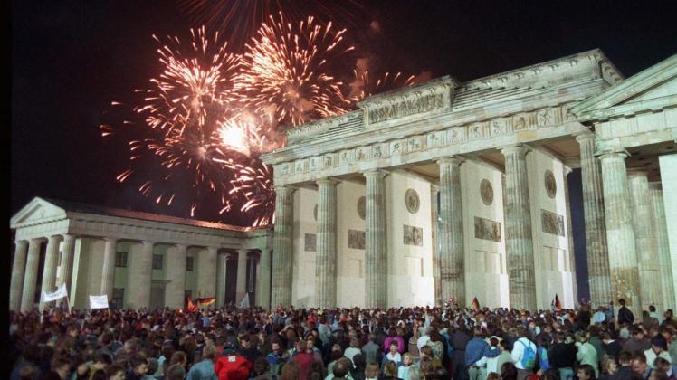 03.10.1990, Berlin: Mit einem Feuerwerk am Brandenburger Tor in Berlin feierten rund eine Million Menschen in der Nacht vom 02. auf den 03. Oktober die deutsche Wiedervereinigung.