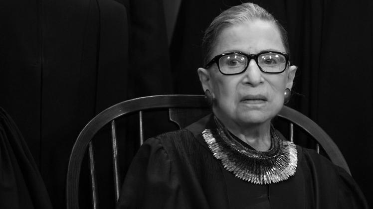 Ruth Bader Ginsburg beim offiziellen Supreme-Court-Gruppenbild im Jahr 2018. Nun ist sie im Alter von 87 Jahren gestorben.