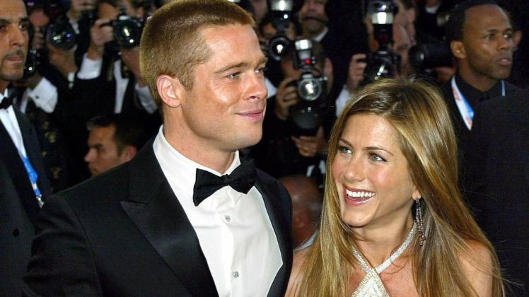 Wie in alten Zeiten: Brad Pitt und Jennifer Aniston schmachteten sich bei einer Lesung an. Hier bei den Filmfestspielen in Cannes im Jahr 2004 waren die beiden noch ein Paar. Wie in alten Zeiten: Brad Pitt und Jennifer Aniston schmachteten sich bei einer Lesung an. Hier bei den Filmfestspielen in Cannes im Jahr 2004 waren die beiden noch ein Paar.