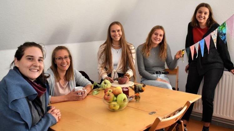 Die Küche ist der zentrale Treffpunkt in der neuen WG am Umweltbildungszentrum in Hollen. (v.l.) Rebecca Ziegler, Aileen Geiger, Mirka Waltz, Mara Holzhauer und Malin Berger